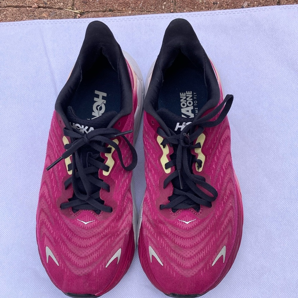 Hoka Arahi 6 Pink and White Athletic Shoes with Cushioned Comfort